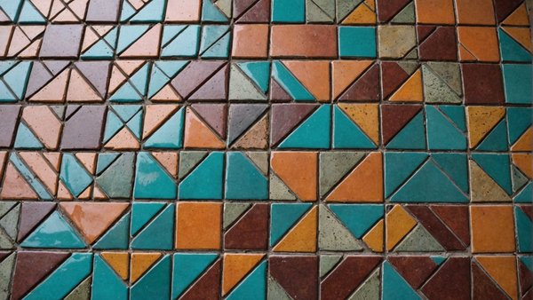 Prix des tuiles vernissées : coût et avantages détaillés